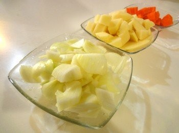 step1: 清洗<span class="group_1">食材</span>，紅蘿蔔切塊（煮高湯可連皮），馬鈴薯切塊（煮高湯可連皮），洋蔥切塊，蕃茄切片。