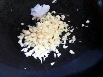 step6: 6.原鍋加入一點椰子油，將大蒜入鍋後，再開火煸蒜頭。