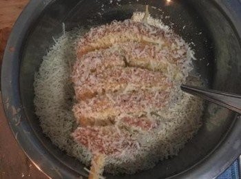 step3: 烤箱預熱170度。 再用湯匙將帕馬森粉撒滿馬玲薯，包括每一片的裡面，