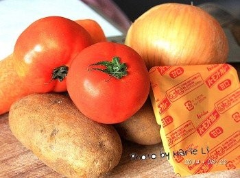 step1: ※ 咖哩塊我是買《佛蒙特甜味咖哩》完全不辣，孩子很喜歡。
    六小塊等於半包的量。