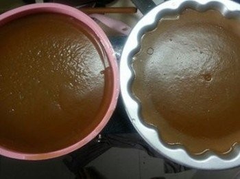 step18: 做咗個實驗，同1個蒸爐，分2層1齊蒸,同1樣火力，同1樣時間，粉紅色個年糕，蒸30分鐘後開少少蓋，另一個冇開，蒸多30分鐘後，冇開個糕就會出現白邊!所以當蒸一半時間後就需要開少少蓋蒸埋其餘時間,待個糕吸收蒸氣,時間方面要視乎個模厚薄而定,太厚的模如超過3寸至4寸高,需要蒸90分鐘以上個糕才會熟