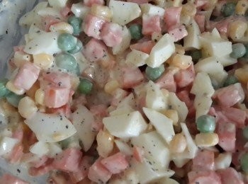 step2: 將步驟一全和在一起加入適量鹽,黑胡椒調味拌勻