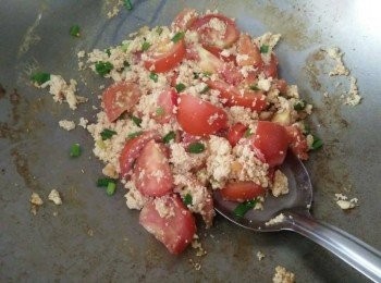 step2: 先熱鍋， 倒入橄欖油， 先放入蕃茄，等蕃茄汁出來， 並蓋鍋蓋悶至3-5分鐘，開中小火，