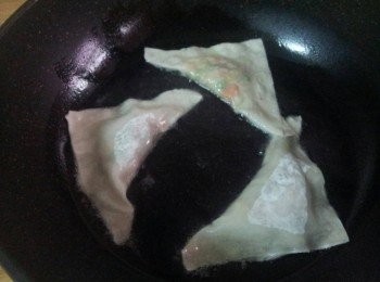 step7: 起油鍋 , 倒入約6湯匙油用中火加熱 , 把包好的雲吞角加入煎炸