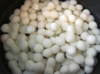 step1: 先用少許生抽、黃糖、胡椒粉、麻油、蒜茸醃牛柳絲約15分鐘。年糕波波以滾水略滾1分鐘至軟身後用冷水喉水過冷河，備用。
冬菇絲木耳絲浸軟，備用。