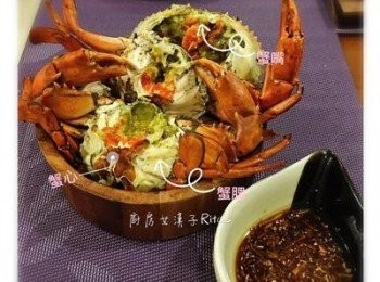 step5: 吃螃蟹時，扳開蟹殼，除去蟹殼上的蟹嘴，再除去螃蟹身上兩邊的蟹腮和正中間的蟹心，以上幾個部位都不要吃喔！