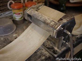 step3: 麵條料理機相助，呈現薄層麵皮。