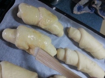 step8: 20分鍾後,先預熱焗爐上下火對流功能,上下火用180度預熱10分鍾,再將麵糰先搽上一層全蛋漿,再發酵10分鍾待蛋漿乾及焗爐熱