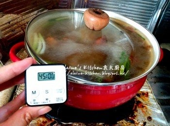 step7: 用中火先煲15分鐘至滾 , 拌一拌勻材料後蓋上蓋轉慢火煲45分鐘