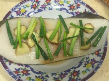 step2: 將鱈魚片退冰後，
鋪上薑片與蔥段
倒入日式醬油與米酒(味霖也可以替代喔！)
 
放入電鍋，鍋外半杯水蒸熟