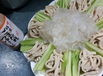 step6: 將處理好的青瓜絲，素雞絲，粉皮排上碟上，淋上日式芝麻醬，放入雪櫃雪凍即可