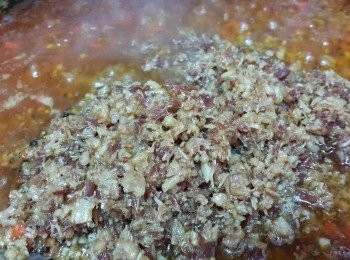 step13: 倒入爆香的元貝碎和金華火腿碎，慢慢煮香【要不時候翻動鑊鏟，防止燒焦】