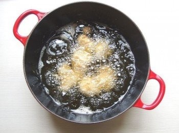 step4: 將厚底鍋加入芥花油(油量約鍋子5cm高度),當油溫約170-180度c時即可油炸雞塊,每次下鍋的雞塊約鍋子面積1/3即可,少量分次炸,避免一次下鍋造成油溫驟降。第一次將雞塊炸至7分熟即可,起鍋後利用雞塊餘溫至全熟。第二次將油溫升高,放入雞塊及九層塔炸至金黃色,馬上起鍋