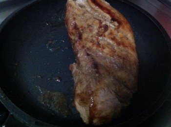 step2: 里肌肉電鍋蒸熟後，表皮煎香上色