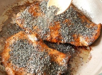 step7: 關火，在豬頸肉兩面平均地灑上黑芝麻碎。
