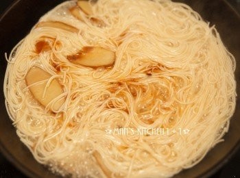 step4: 等到麵線煮熟後加入麻油與鹽巴調味後就即可盛盤。