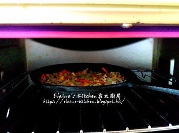 step9: 放入焗爐先用180C上下火焗15分鐘至米餅收乾水份 , 再轉用150C上火焗10分鐘