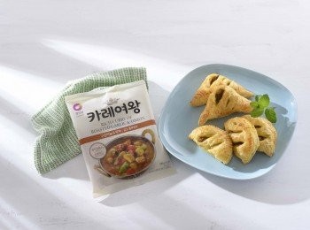 step6: 小巧可愛的咖哩酥，當點心或輕食正餐都很適宜，濃濃咖哩香配上酥脆外皮，一口一口停不下來～～