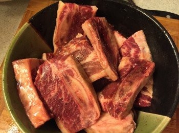 step1: 牛仔骨解凍後切件, 醃15分鐘