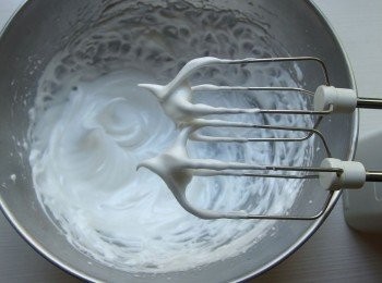 step2: 準備一個調理碗加入蛋白及糖粉A,用攪拌器打發至蛋白霜呈現鳥嘴狀(彎曲狀)。