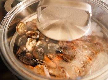 step8: 透明的鍋蓋利於觀察<span class="group_1">食材</span>的變化，一點都不用擔心煮過頭了。