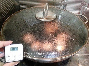 step2: 先蓋上蓋用中火煮1分鐘再熄火焗10分鐘 (用餘溫令雞蛋熟透)