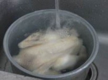 step7: 鍋中放入雞油，小火煸出油後將油渣撈出，放入大蒜和香葉炒香