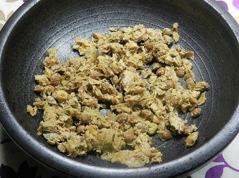 step2: 取半個破布子餅，用叉子壓碎