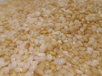 step1: 糙米、白米混合取一米杯的量洗淨，泡(1杯又2格米杯)的水，泡6小時，入電鍋煮熟備用 

乾香菇取少量的水泡軟，剪成絲瀝乾備用，香菇水跟高湯混合 
海帶芽泡水剪成小塊 
冷凍三色豆泡水解凍備用 
肉絲略醃味道備用(亦可不醃)