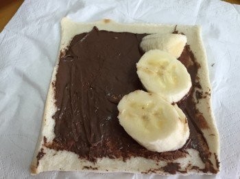 step2: 塗上朱古力榛子醬，放上香蕉片。