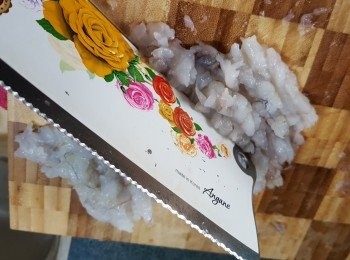 step4: 再用菜刀頂部將蝦剁碎(不要用利那邊去剁)