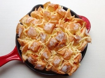 step4: 依序將乳酪絲塞入麵包每個格子縫裡。