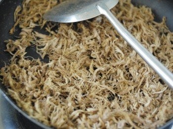 step4: 然後繼續炒，炒至水份會烘乾，而肉絲慢慢會變成鬆酥即成！（需炒約15 -20分鐘）