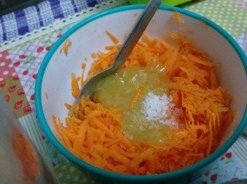 step2: 紅蘿蔔絲加入蜜糖和鹽拌勻，至軟身備用
(紅蘿蔔絲會出水，可一拼與其他材料混合，不需倒掉)