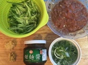 step1: 豬肉切絲，用醃料抓勻備用；小黃瓜用鹽抓過後沖洗瀝乾，斜切成片再切成絲，用可飲用水洗淨後瀝乾冷藏備用；蔥切絲後泡可飲用水，冰箱冷藏。薑和蒜磨成泥備用。<span class="group_3">醬汁</span>可預先調好備用。
