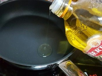 step9: 20cm平底鍋燒熱，倒入少許BERTOLLI百得利純正橄欖油，再用廚房紙搽勻
