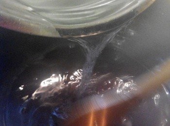 step2: 完全融化後將另外其餘1 1/3杯的水加入融化後的糖水裡。