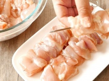 step6: 把雞肉串起。