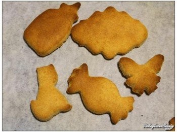 step3: ４＞將麵糰捏平使用餅乾壓模裁切後，放入巳事先預熱的烤箱烘烤即可。 溫度設定為攝氏180~200度，烤10~12分鐘直到變成棕色。