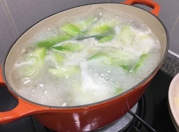 step7: 中大火滾起, 加少許海鹽調味
