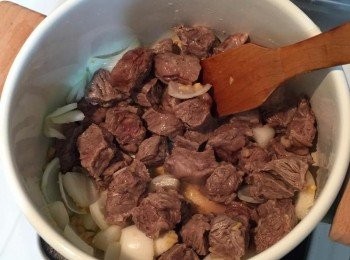 step2: 鍋裡熱油，蒜頭洋蔥和蔥段先炒香，加入牛肉和辣椒末番茄胡蘿蔔繼續炒，嗆入少許米酒，接著慢慢加入醬油胡椒粉冰糖等，拌炒到番茄糊掉