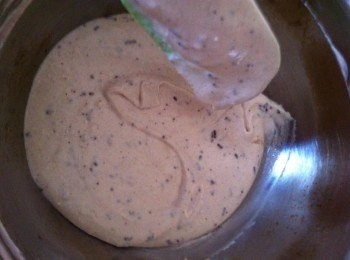 step4: 然後篩入自發粉，充分的攪拌均勻，至無粉粒