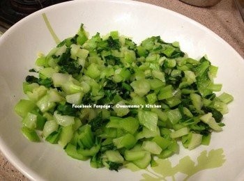 step2: 下小許油下菜粒兜炒一會，下薑汁酒，糖和鹽調味，炒至8成熟便要盛起備用