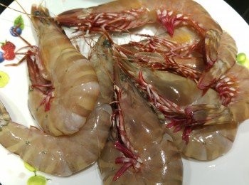 step2: 蝦去腸和剪頭。