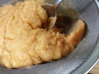 step6: 將薯蓉過篩令薯蓉更幼滑