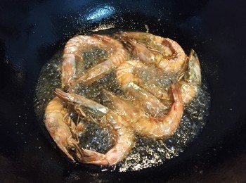 step3: 蝦走油至8成熟（蝦變至橙紅色　），盛起瀝油備用。