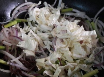 step6: 再加入高麗菜拌炒