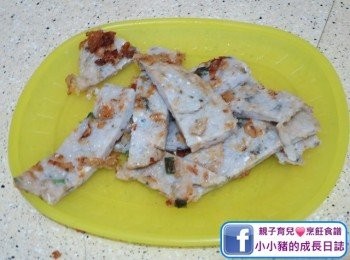 step5: 另一邊就將鯪魚肉壓偏煎至兩邊金黃色，然後切片備用~