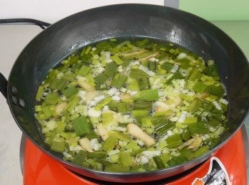 step2: 步驟2：
取鍋熱油放入步驟1的備料，轉小火煸香，煸至薑片、洋蔥呈焦黃色且青蒜呈深綠色。