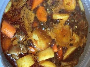 step5: 加入牛腩、蔬菜，倒入清水和調味料至蓋過面。大火滾起後用最小火炆2—3小時即可。